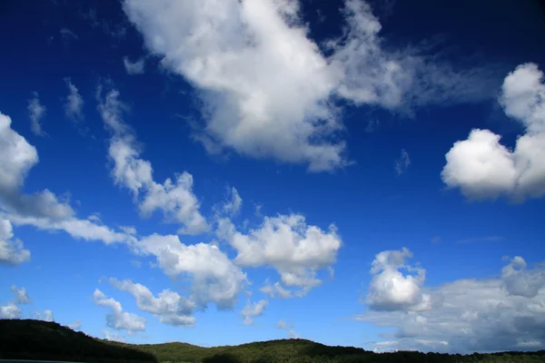 Blauwe lucht en de wolken - fraser island, unesco, Australië — Stockfoto