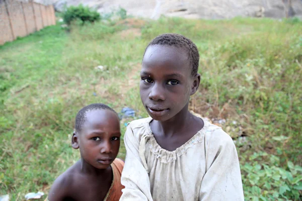 Dívka s chlapcem. soroti, uganda, Afrika — Stock fotografie