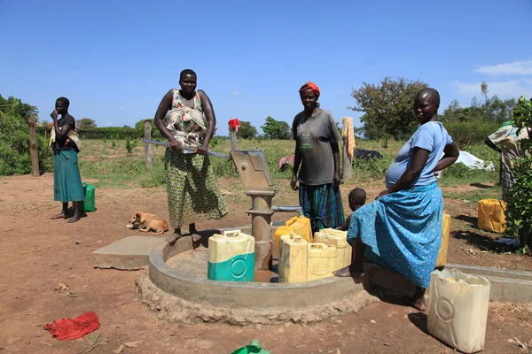Čerpání vody - uganda, Afrika — Stock fotografie