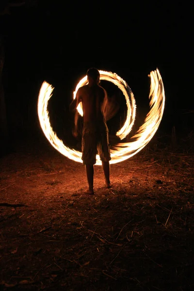 Fire Twirling - Национальный парк Какаду, Австралия — стоковое фото