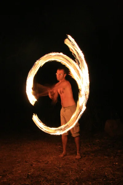 Fire Twirling - Национальный парк Какаду, Австралия — стоковое фото