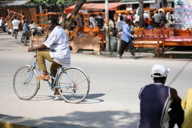 Bisiklete binen adam