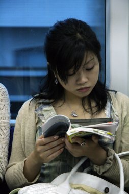 Tren - kyoto, Japonya üzerinde okuma kız
