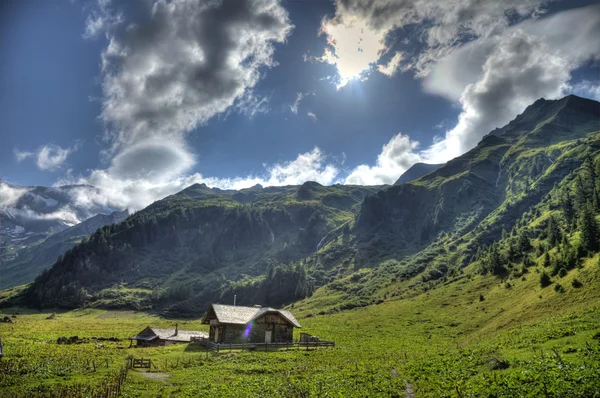 산 오두막 — 스톡 사진
