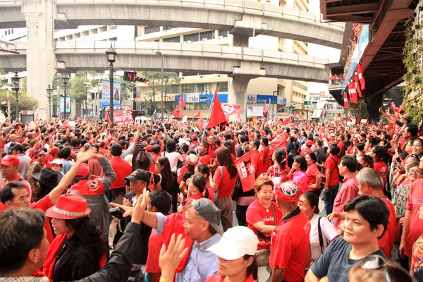 BANGKOK - NOV 19 : Démonstration de chemises rouges - Thaïlande — Photo