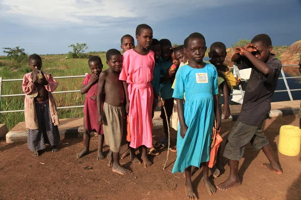 Niño pobre - Abuket River, Uganda, África — Foto de Stock