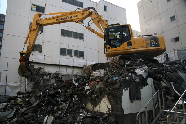 挖掘机机垃圾填埋场札幌、 日本 — 图库照片