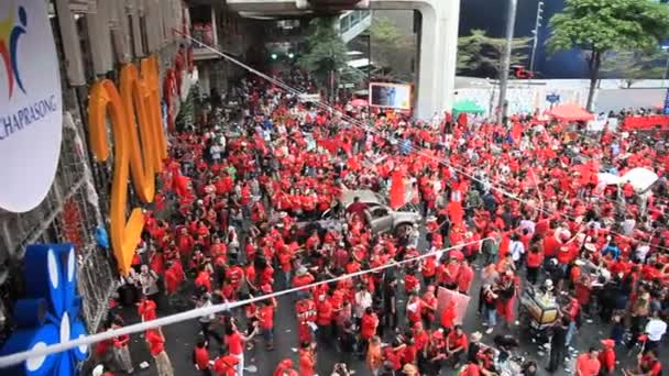 БАНГКОК, ТАЙЛАНД - 19 НОЯБРЯ: По меньшей мере 10 000 антиправительственных протестующих в красных футболках вернулись на улицы Бангкока, чтобы отметить 6-ю годовщину смертельного военного подавления 19 ноября 2010 года . — стоковое видео