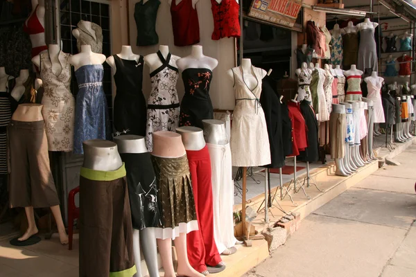 Магазин одежды в городе Хойан в Центральном Вьетнаме — стоковое фото