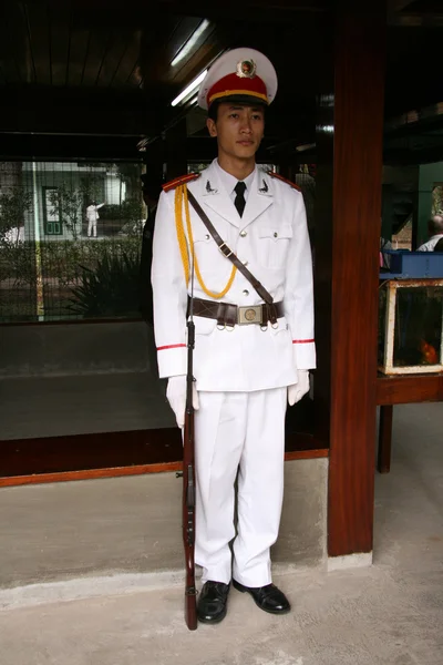 Στρατιώτης στο ho chi minh τόπου κατοικίας, Ανόι — Φωτογραφία Αρχείου