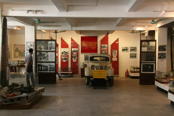 Flagga tower och museum i hanoi — Stockfoto