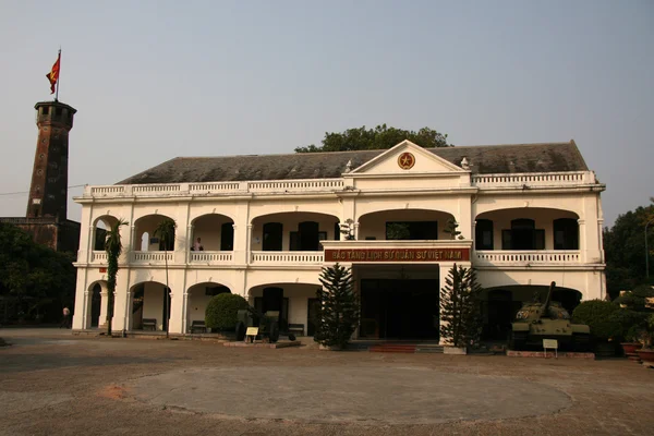 Flagga tower och museum i hanoi — Stockfoto