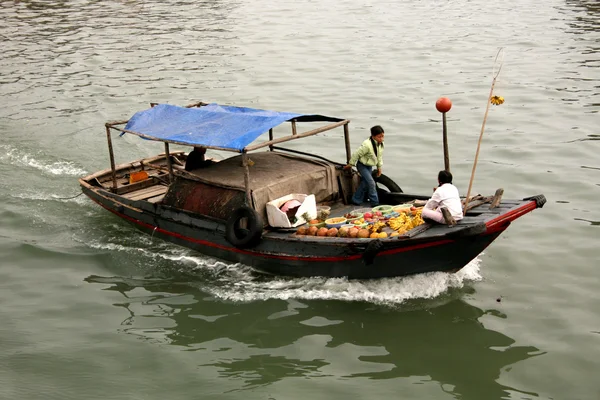 Plovoucí trh - halong bay (unesco), vietnam — Stock fotografie