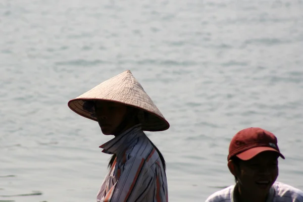 Vendedor de frutas - Halong Bay (UNESCO), Vietnã — Fotografia de Stock
