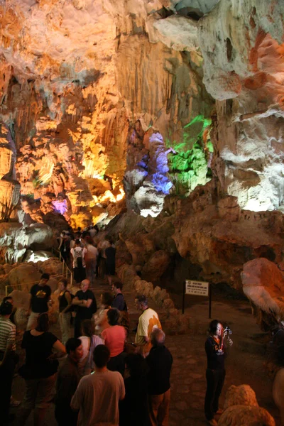 Barlangok a halong-öbölben (unesco), vietnam — Stock Fotó