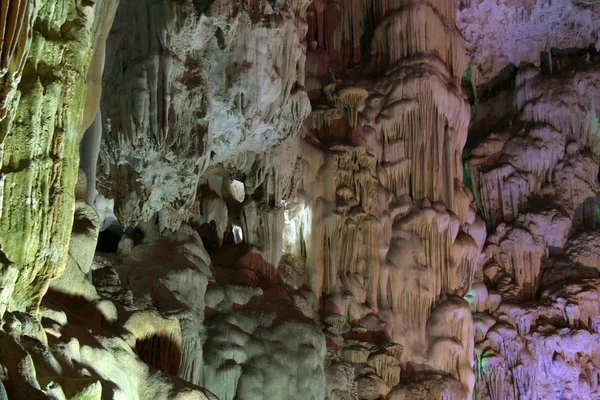 Печери в затоку Халонг (ЮНЕСКО), В'єтнам — стокове фото