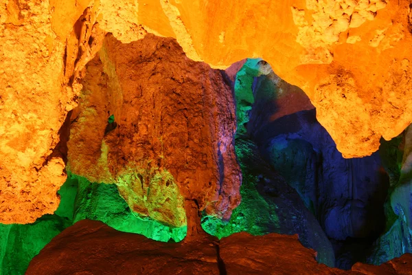 Höhlen in der Halong-Bucht (Unesco), Vietnam — Stockfoto