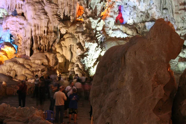 在越南下龙湾 (教科文组织) 的洞穴 — 图库照片