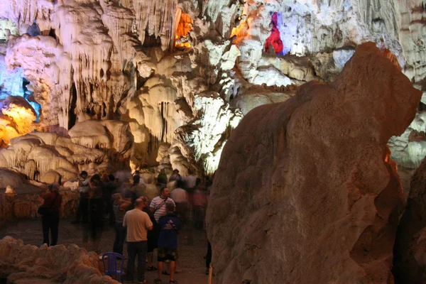 Höhlen in der Halong-Bucht (Unesco), Vietnam — Stockfoto