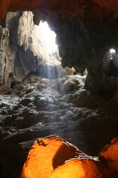 在越南下龙湾 (教科文组织) 的洞穴 — 图库照片