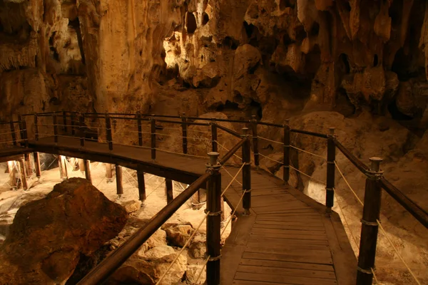 Höhlen in der Halong-Bucht (Unesco), Vietnam — Stockfoto
