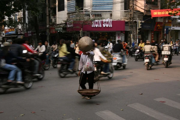 Hanoi, vietnam meşgul sokak crossing — Stok fotoğraf