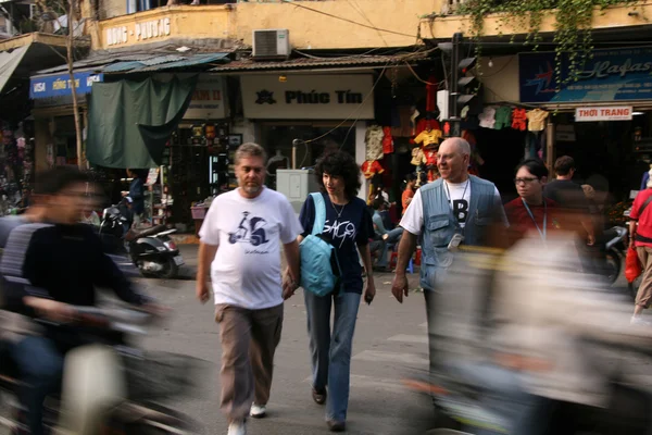 Cruzando las calles ocupadas de Hanoi, Vietnam — Foto de Stock