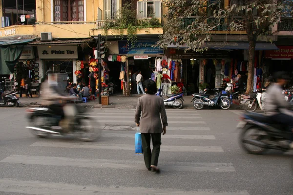 Hanoi, vietnam meşgul sokak crossing — Stok fotoğraf