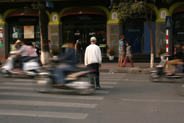 Hanoi, vietnam meşgul sokak crossing — Stok fotoğraf