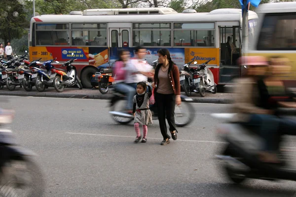 Attraversare le strade trafficate di Hanoi, Vietnam — Foto Stock