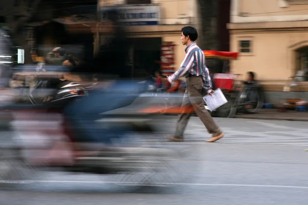 Křížení rušné ulice hanoi, vietnam — Stock fotografie