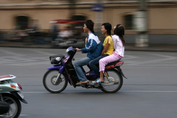 De drukke straten van hanoi, vietnam — Stockfoto