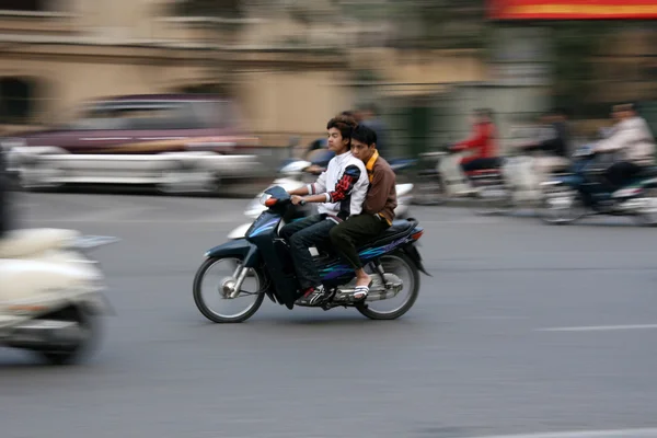 De drukke straten van hanoi, vietnam — Stockfoto