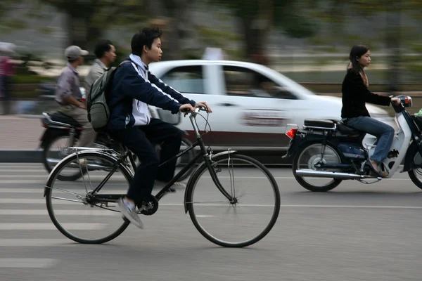 De drukke straten van hanoi, vietnam — Stockfoto