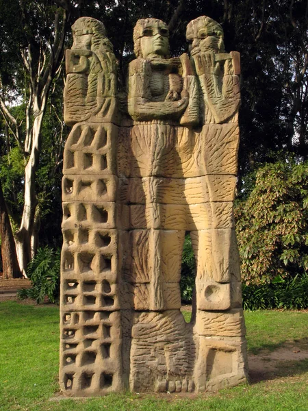 Статуя аборигенов - Хайд Парк, Сидней, Австралия — стоковое фото