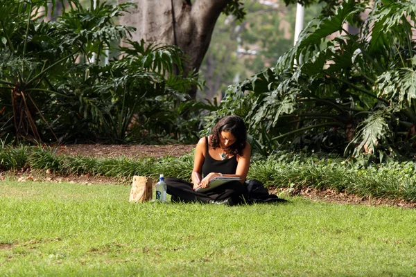 Flickan studera, hyde park, sydney, Australien — Stockfoto