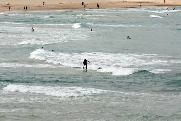 Surfing - Tychy, sydney, australia — Zdjęcie stockowe