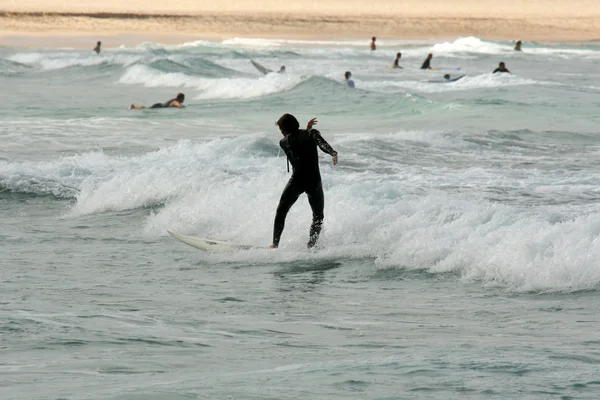 サーフィン - ボンダイビーチ、シドニー、オーストラリア — ストック写真
