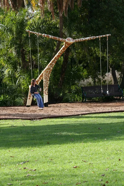 长颈鹿秋千-菲茨罗伊花园，墨尔本，澳大利亚 — 图库照片
