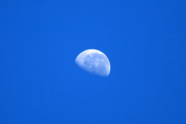 3 Viertel Mond und blauer Himmel, Australien — Stockfoto