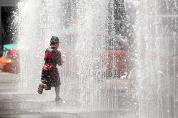 Игра в Water Fountain - Торонто, Канада — стоковое фото