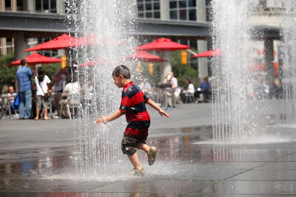 Giocare nella fontana dell'acqua Toronto, Canada — Foto Stock