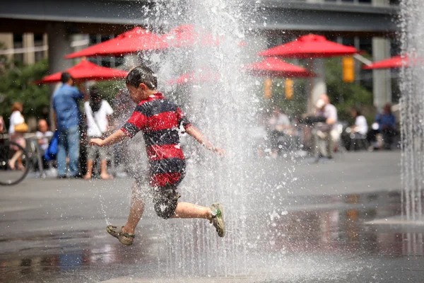 Jugando en la Fuente de Agua - Toronto, Canadá —  Fotos de Stock