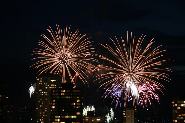 Feuerwerk über einer Stadt — Stockfoto