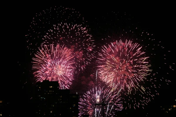 Feuerwerk über einer Stadt — Stockfoto