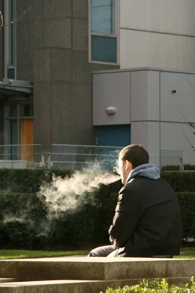 Hombre Fumando Vancouver City, BC, Canadá — Foto de Stock