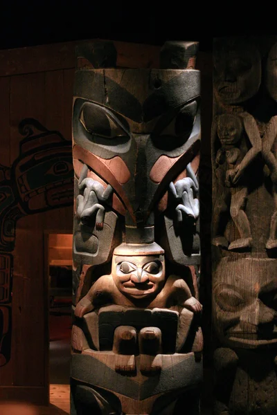 Słup totemu - Królewskie Muzeum Kolumbii, victoria, bc, Kanada — Zdjęcie stockowe