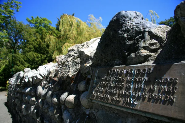 Πέτρινο γεφύρι - beacon hill park είναι εξοπλισμένες, Βικτώρια, π.χ., τον Καναδά — Φωτογραφία Αρχείου