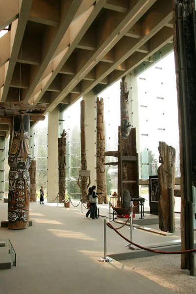 图腾柱-人类学，加拿大温哥华，不列颠哥伦比亚省博物馆 — 图库照片