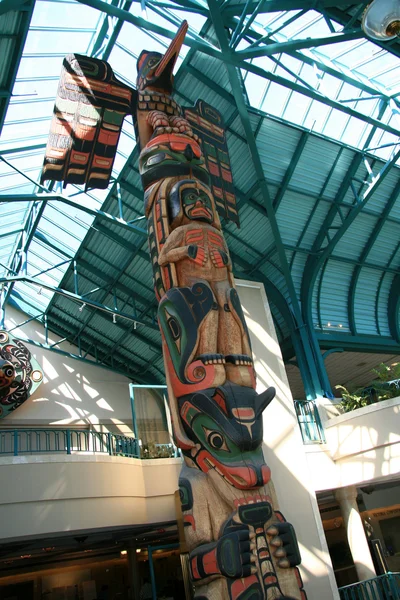 황후 호텔, 빅토리아, bc 주, 캐나다에서 토템 기둥 — 스톡 사진